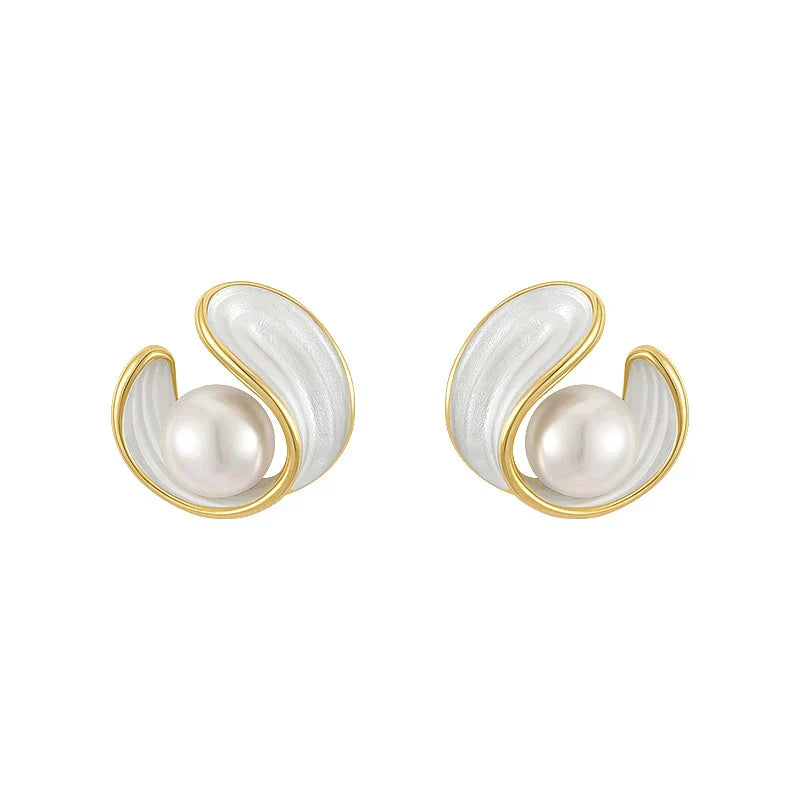 Luxurious earrings with white opal and pearl in gold