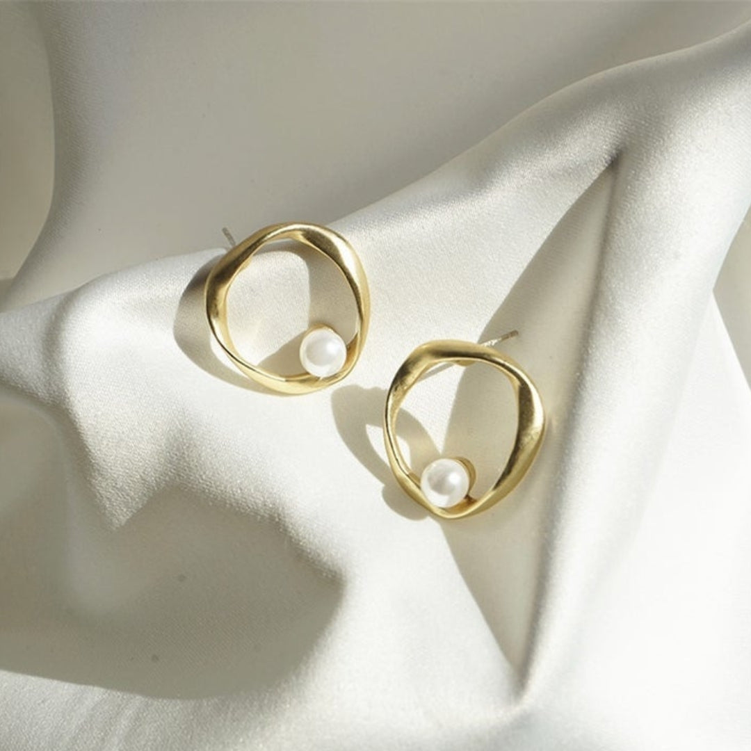 Luxurious Wavy Earrings with Pearl in Gold