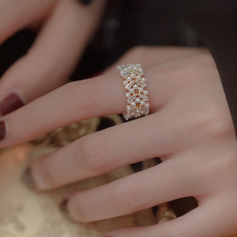Luxurious Pearl Ring in Gold Color
