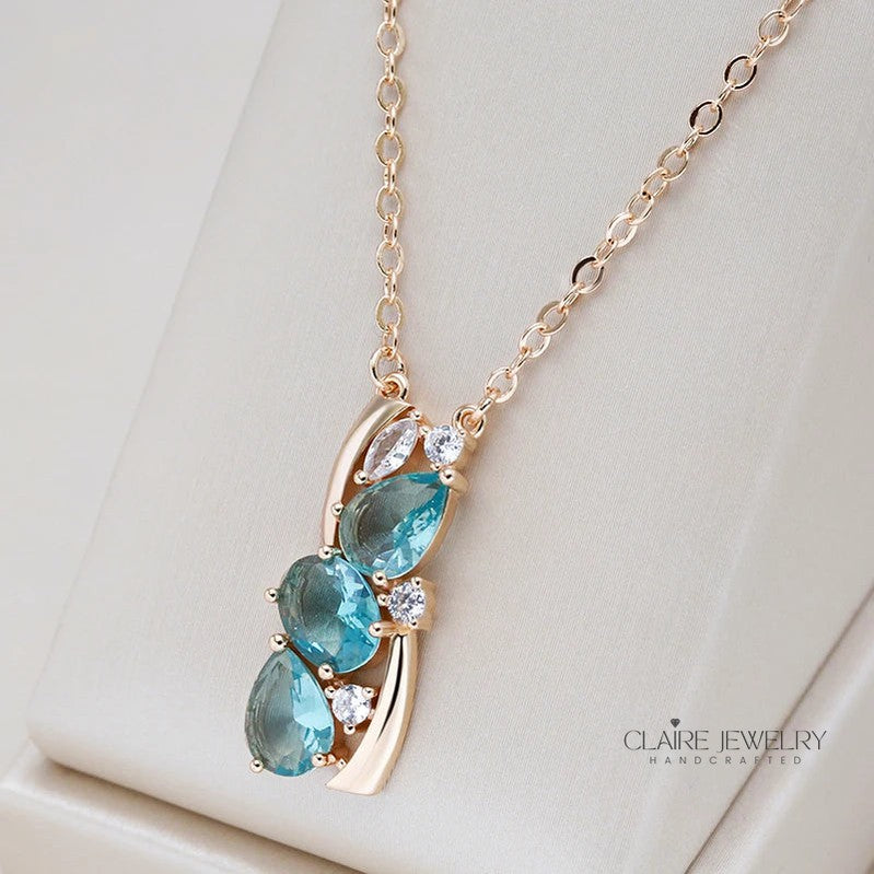 Elegant necklace made of blue crystal in gold