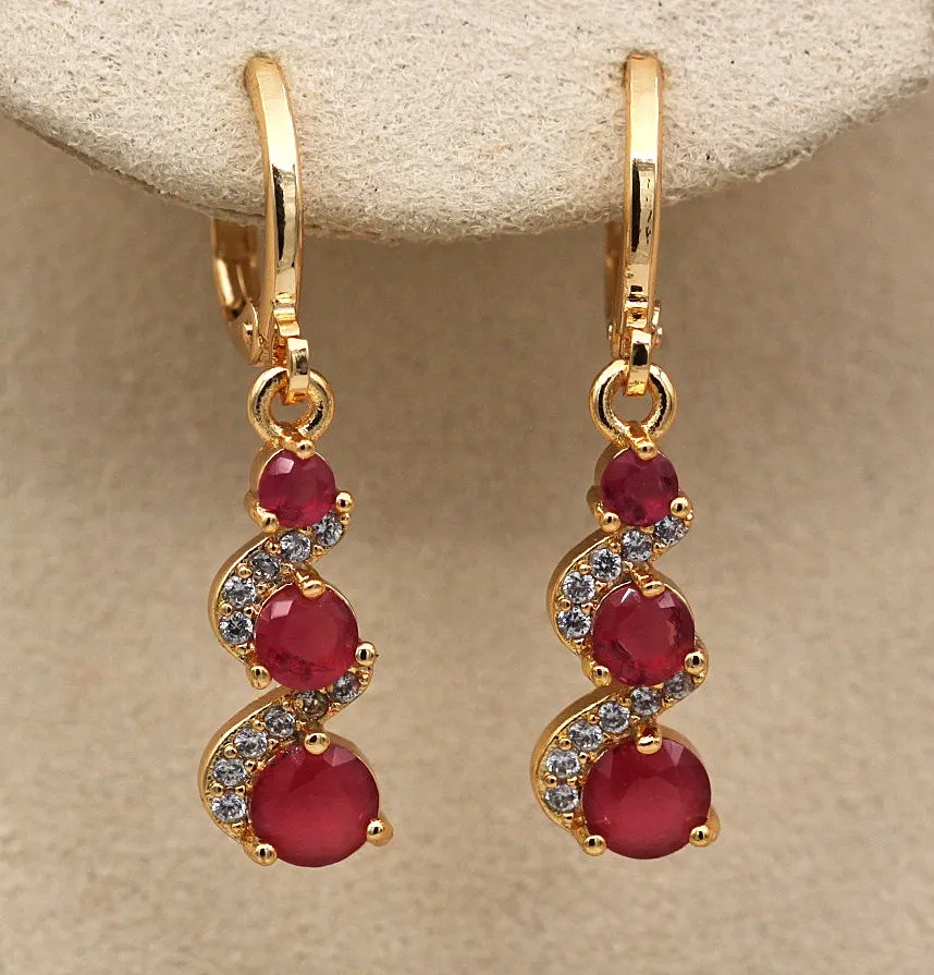 Elegant earrings with golden zirconia