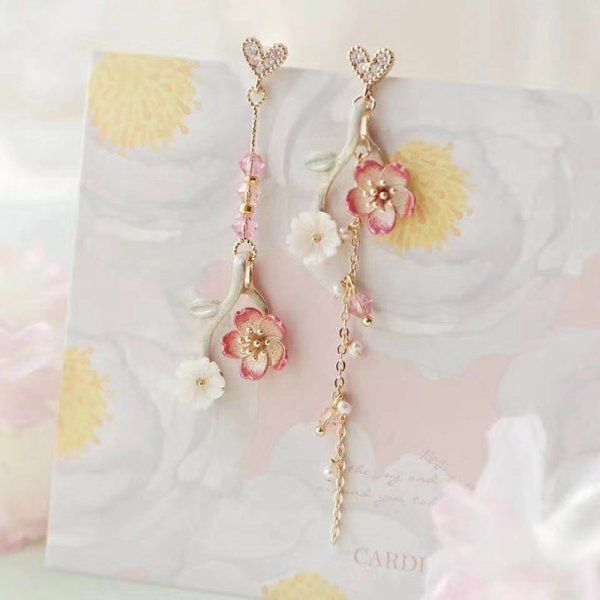 Elegant dangling earrings with floral pattern