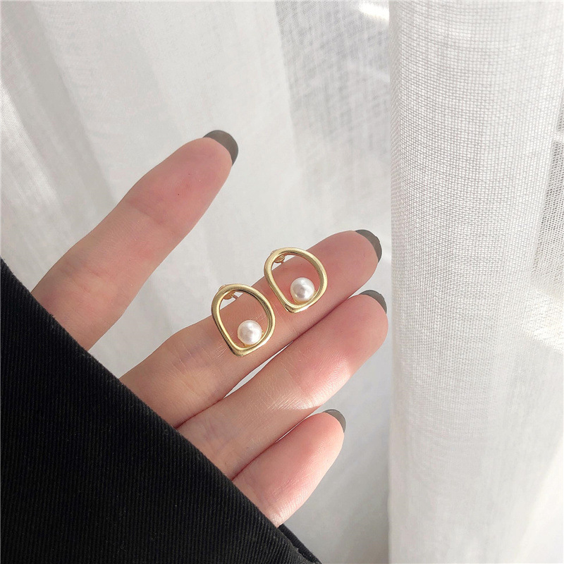 Luxurious Wavy Earrings with Pearl in Gold