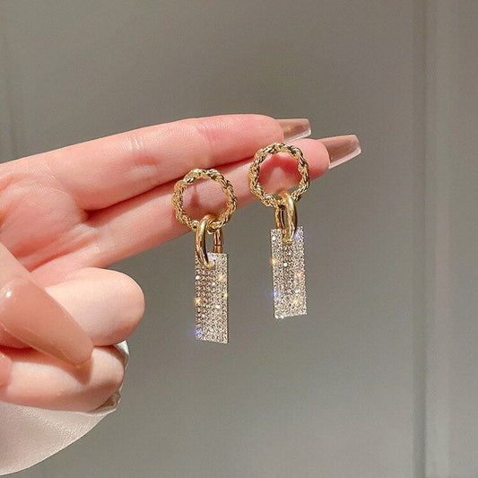 Luxurious zirconia earrings made of sterling silver and adorned with rhinestone baths