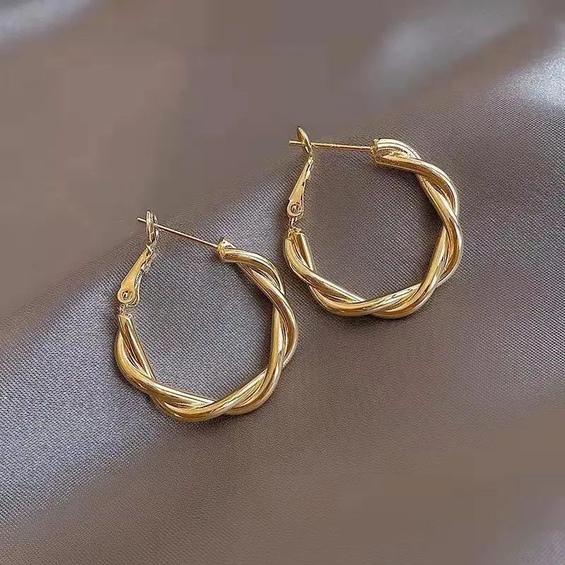 Elegant golden knotted earrings